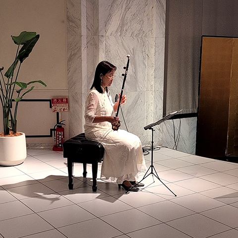 二胡を弾くはがみえ